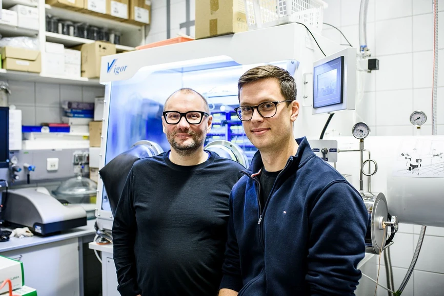 Tomáš Belloň / ÚOCHB: Dr. Petr Cígler, vedoucí vědecké skupiny Syntetická nanochemie, a Dr. Michal Gulka, první autor studie