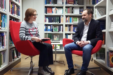 Podcast CHEmic #19 - Chemie, to je stavebnice na celý život, pořád si můžete hrát, říká Radim Nencka