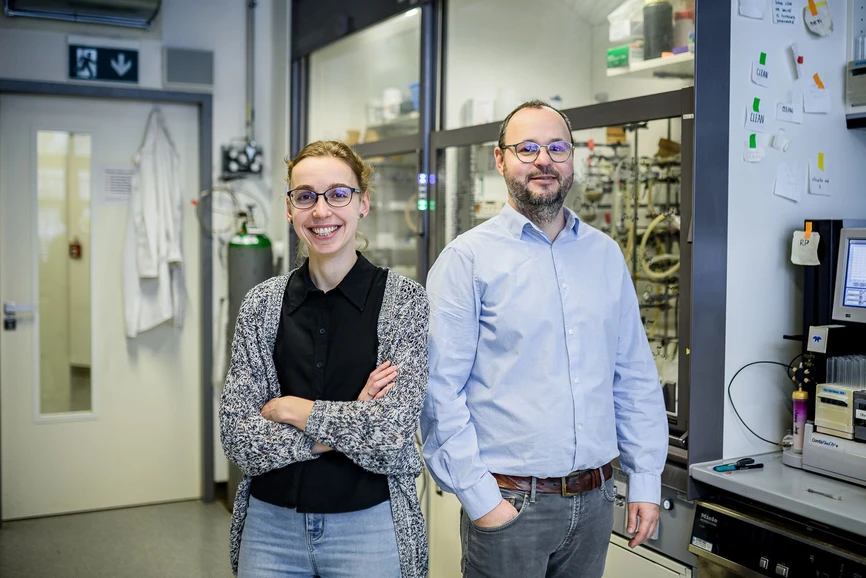 ÚOCHB/Tomáš Belloň:  Co se děje v buňkách, vidíme líp zásluhou objevu z ÚOCHB: Dr. Veronika Šlachtová, postdoktorandka ve skupině Milana Vrábela, a Dr. Milan Vrábel, vedoucí vědecké skupiny Chemie biokonjugátů.