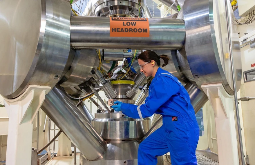 ÚOCHB: Přístroj, ve kterém se svítivé nanodiamanty připravovaly.