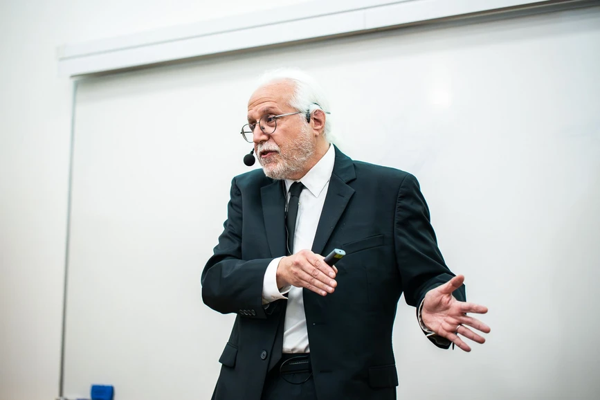 ÚOCHB/Tomáš Belloň: Od každodenních pilulek k jedné injekci ročně. ÚOCHB navštívili průkopníci prevence HIV: Jeffrey Birnbaum, M.D., MPH, SUNY Downstate Health Sciences University, NY, USA
