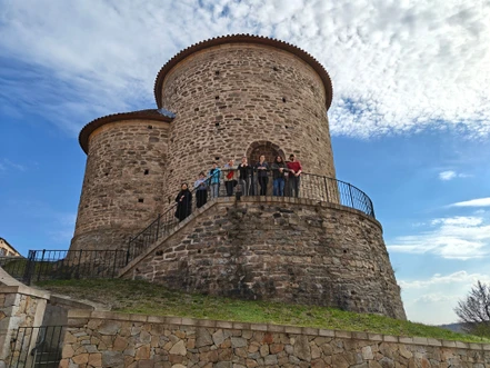 Studující a pedagogové Fakulty restaurování zkoumají malby ve znojemské rotundě 