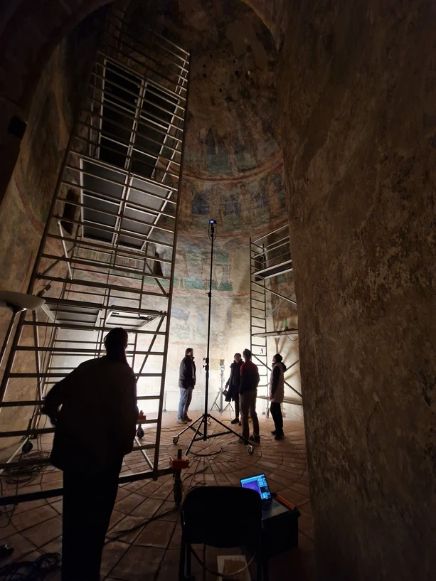 UPCE: Studující a pedagogové Fakulty restaurování zkoumají malby ve znojemské rotundě