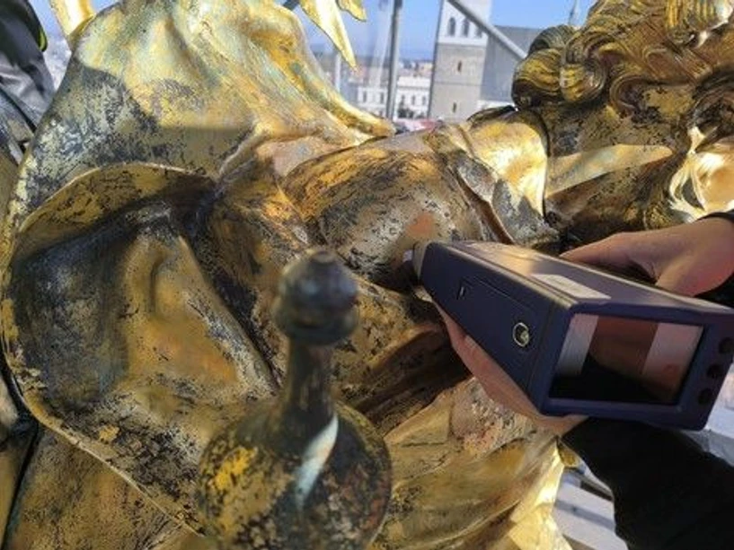 UPOL / Luděk Peřina: Odborníci z přírodovědecké fakulty pomáhají s obnovou sloupu Nejsvětější Trojice