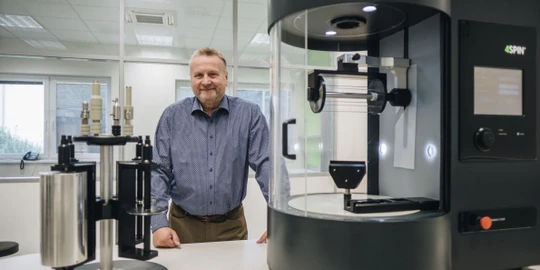 Jak dostat praxi do výuky? Nepřednášet telefonní seznamy, ale přimět studující hledat řešení