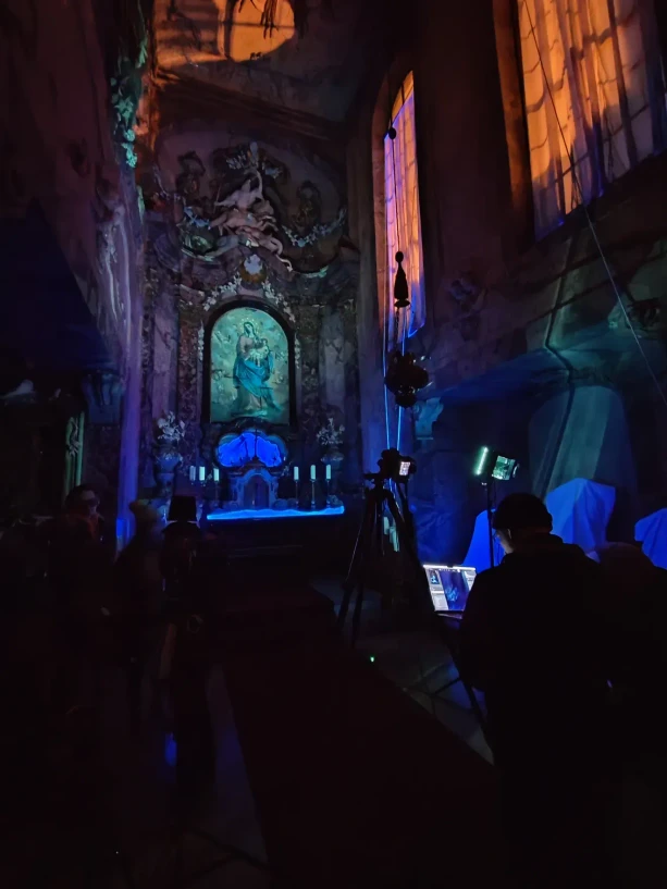 Univerzita Pardubice/Zdeňka Míchalová: Mezinárodní workshop projektu AKTION: průzkum kaple sv. Jiří na zámku v Českém Krumlově: Průzkum pomocí UV fluorescence.