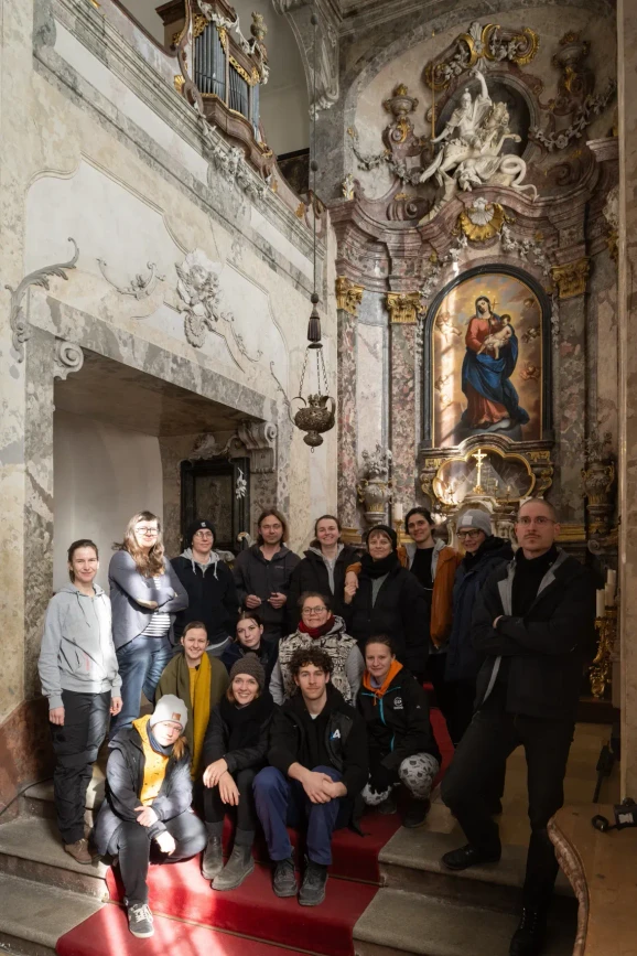Univerzita Pardubice/Christoph Schleßmann: Mezinárodní workshop projektu AKTION: průzkum kaple sv. Jiří na zámku v Českém Krumlově: Projektový tým v kapli sv. Jiří.