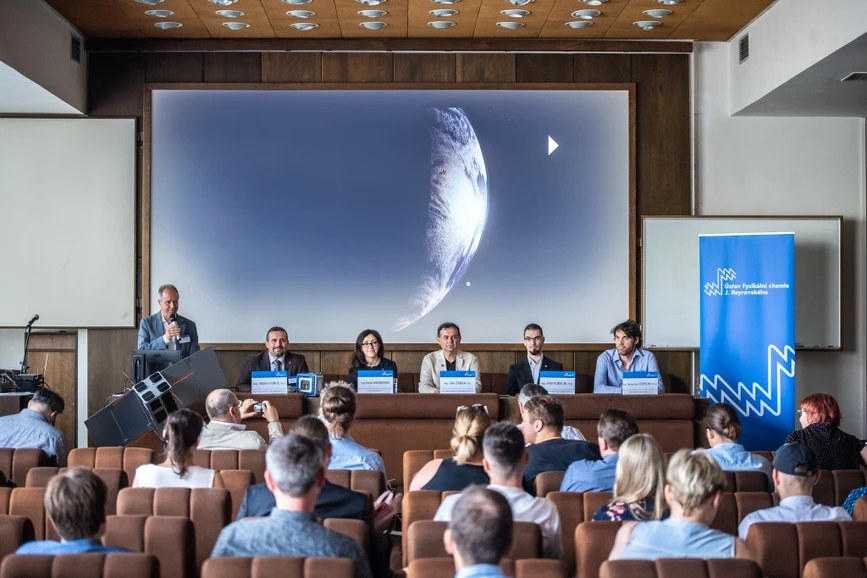 Ústav fyzikální chemie J. Heyrovského AV ČR: Česká kosmická mise SLAVIA chce hledat suroviny ve vesmíru. Přípravnou fázi má za sebou