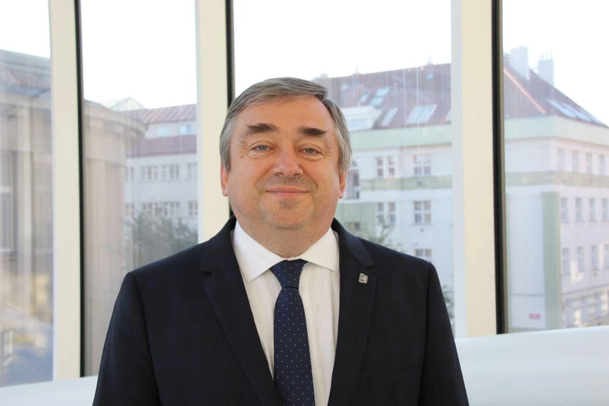 <p><strong>VŠCHT Praha: </strong>GAČR projekt profesora Pavla Lhotáka zkoumá nové cesty k izolaci fullerenů pro medicínu i elektroniku</p>