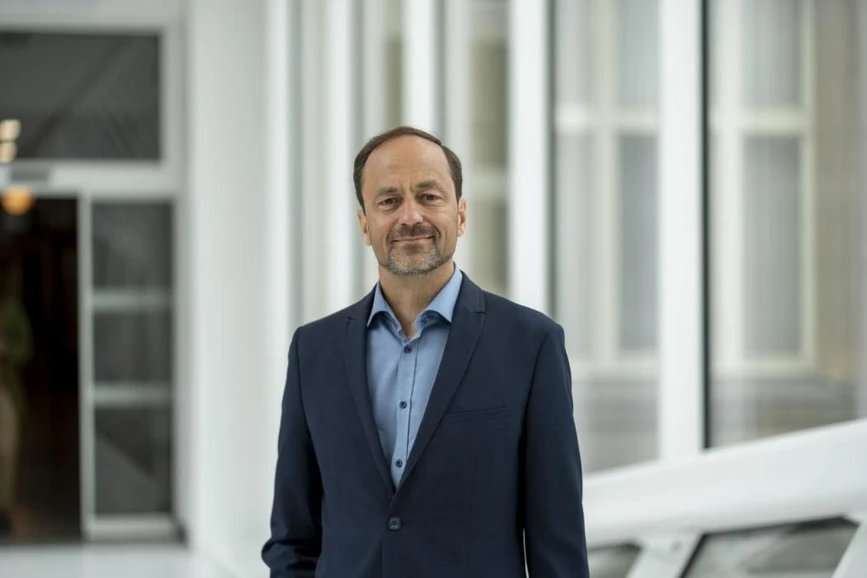 <p><strong>VŠCHT Praha/Anton Klubničkin: </strong>Koroze rozhoduje o životnosti materiálu i bezpečnosti. Nově jmenovaný profesor Tomáš Prošek vysvětluje proč</p>