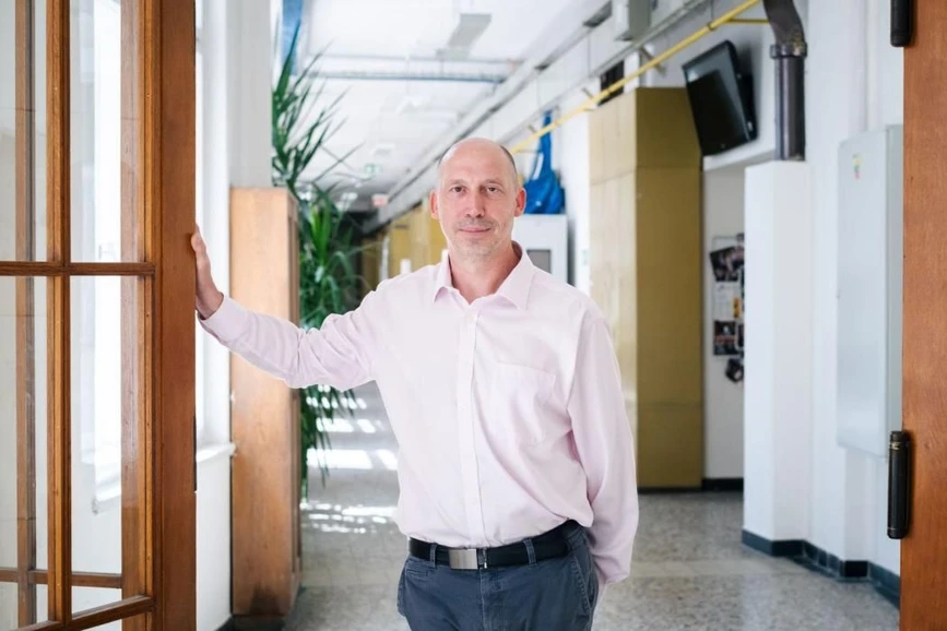 <p><strong>VŠCHT Praha/Stela Kašperanová:</strong> Profesor Bohumil Dolenský: Věda potřebuje poctivou práci, finance i chytré zapojení AI do výuky</p>